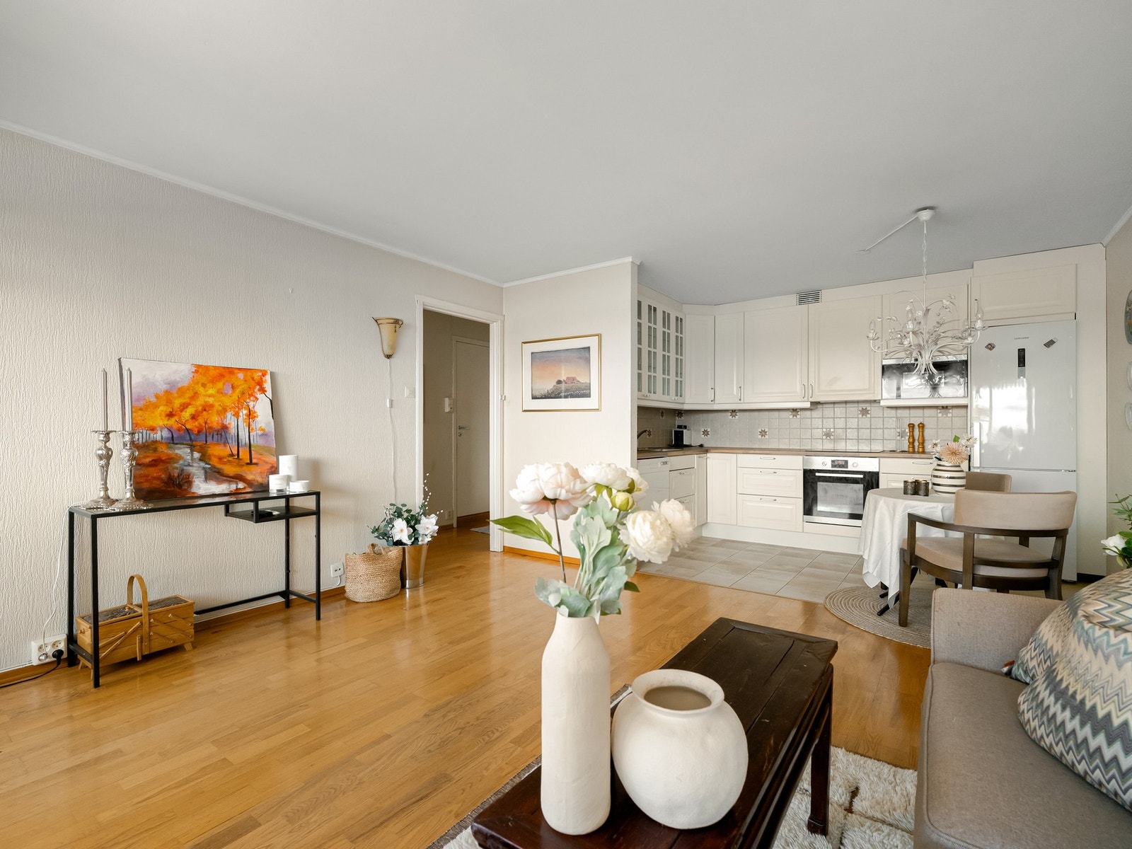 Leiligheten har en praktisk planløsning og en romslig stue med åpent kjøkken. Galleribilde