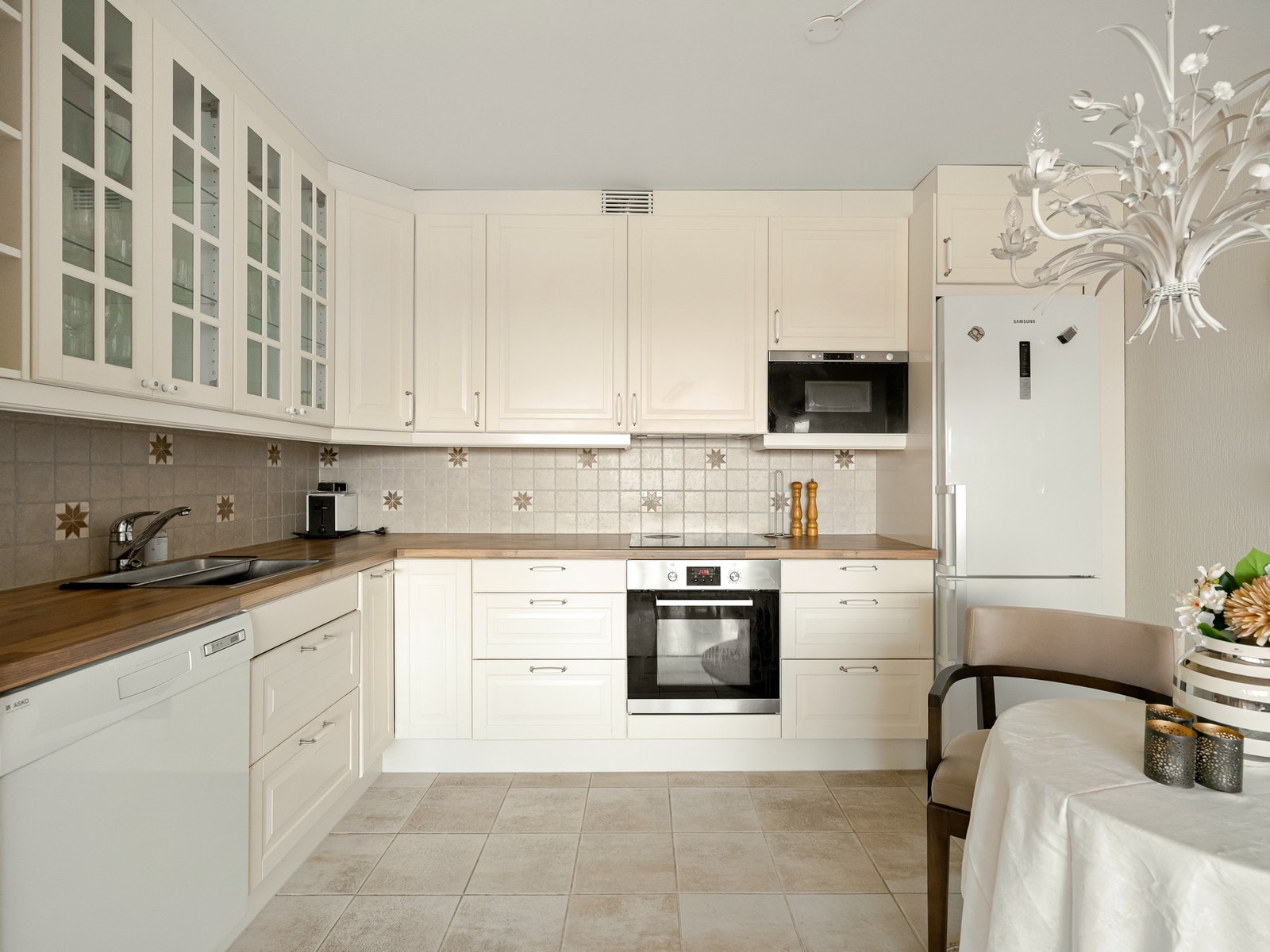 Kjøkkeninnredningen består av profilerte fronter fra 2010 og benkeplate av laminat, samt integrerte hvitevarer som mikrobølgeovn, induksjonstopp og stekeovn. Galleribilde