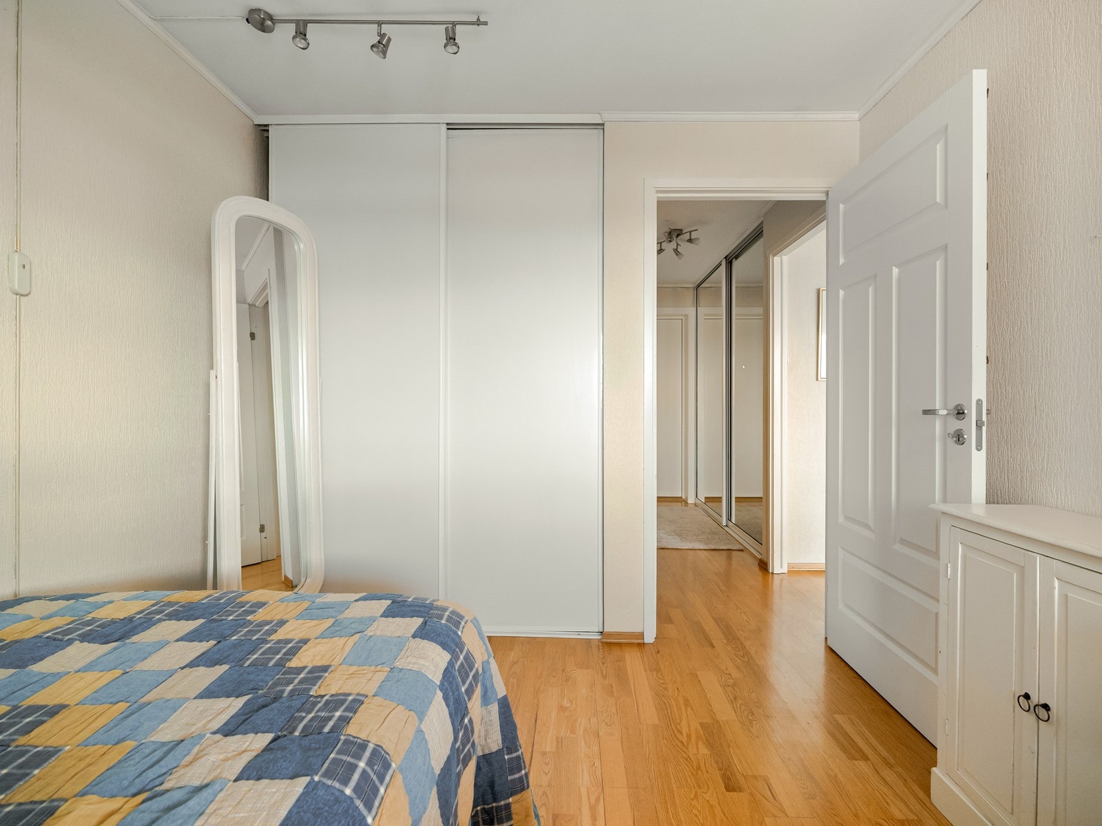 Stor garderobe med skyvedørsløsning som medfølger salget. Galleribilde