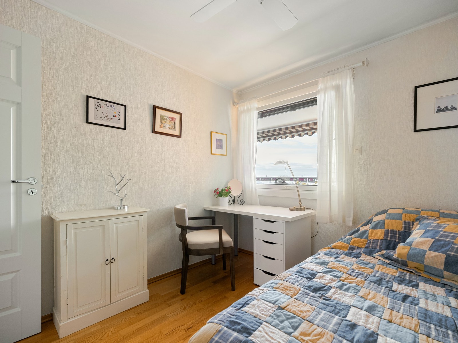 Rommet har god plass til seng med tilhørende nattbord, kommode og muligheter for en kontorplass. Galleribilde