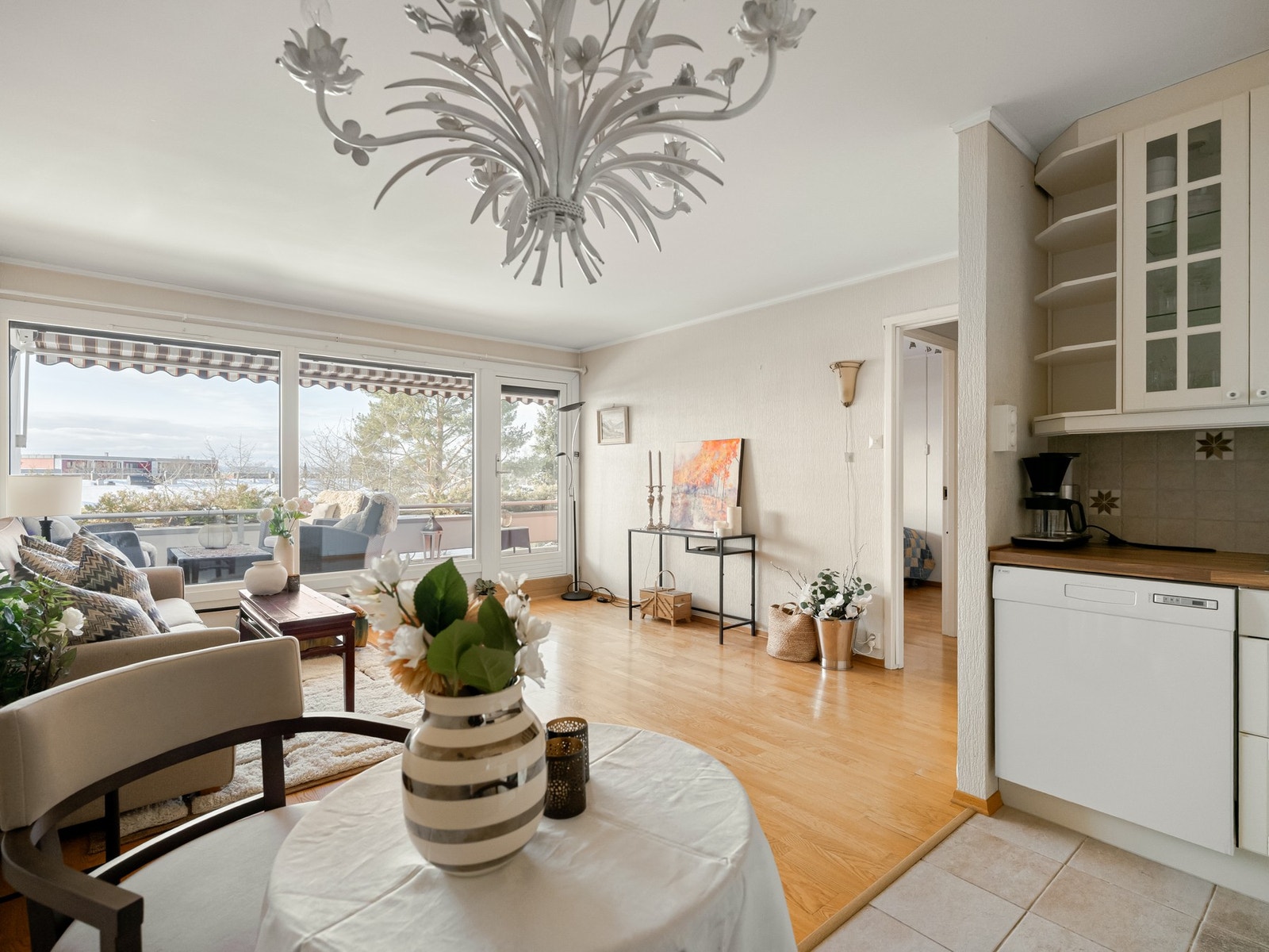 Store og gode vindusflater slipper mye naturlig lys inn. Galleribilde