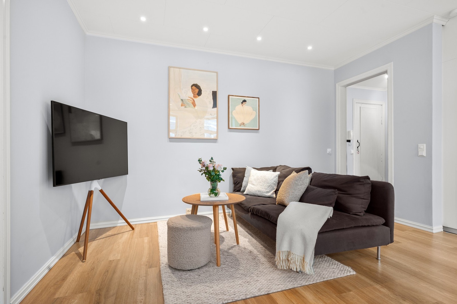 Romslig åpen stue- og kjøkkenløsning på 28,2 kvm med naturlig soneinndeling og gode møbleringsmuligheter. Galleribilde