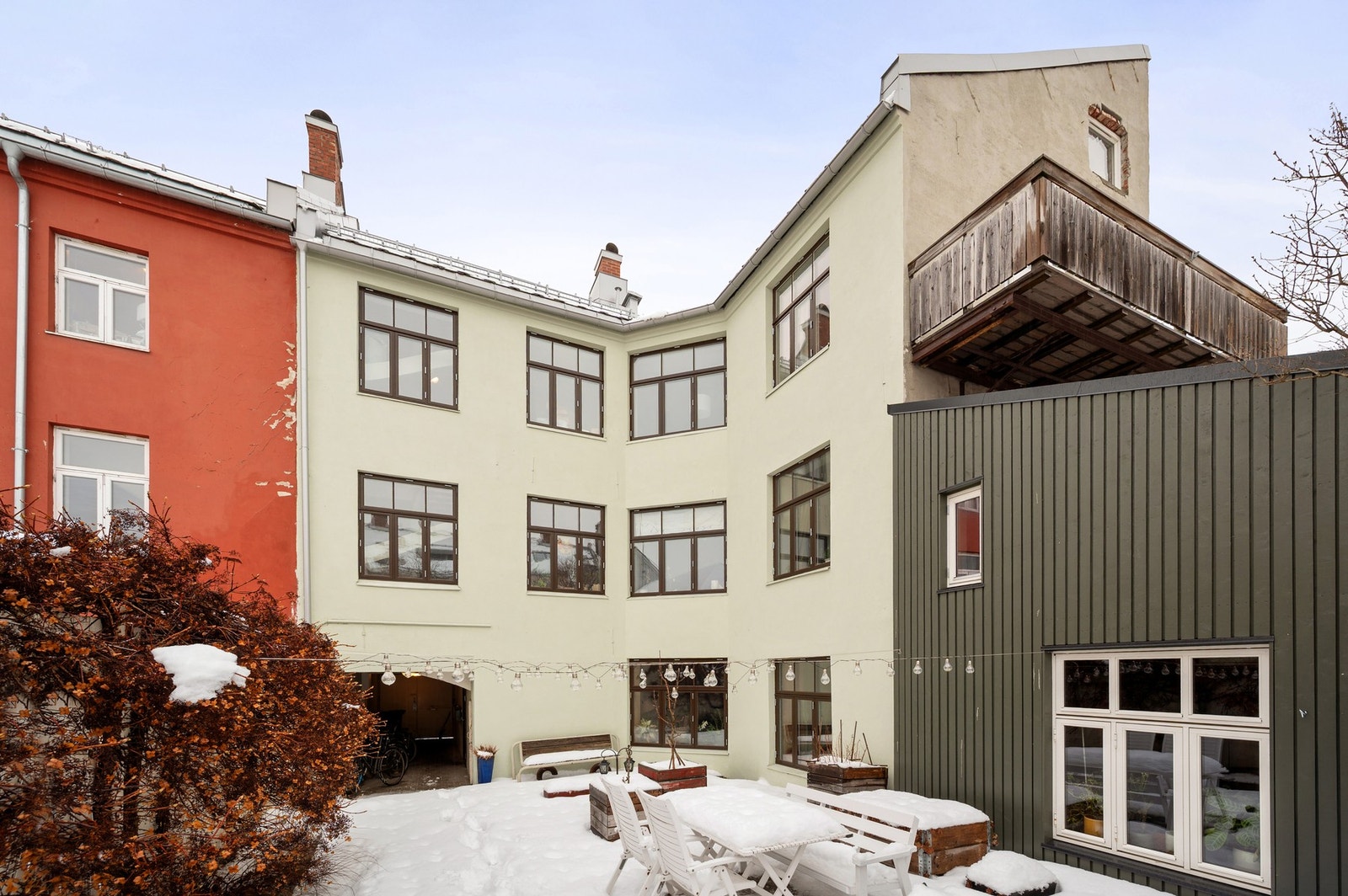 Sameiet har gjennomført omfattende vedlikehold av fasade og vinduer, og alle vinduer ble i regi av sameiet skiftet i 2025, noe som gir trygghet for fremtidig vedlikehold. Galleribilde