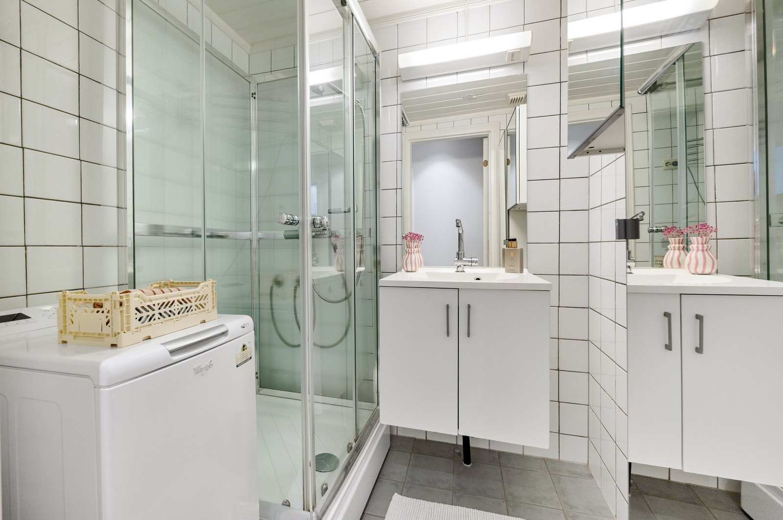 Flislagt baderom fra 2004 med opplegg for vaskemaskin. Galleribilde