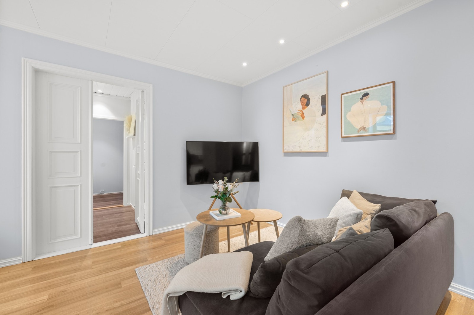 Downlights i taket gir et moderne uttrykk. Legg også merke til den flotte dobbeldøren som leder inn til soverom og bad. Galleribilde