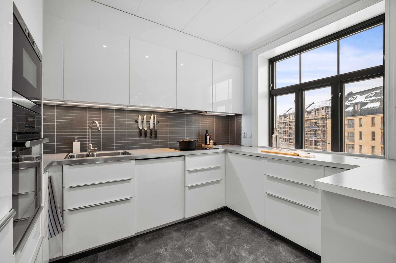 Kjøkkenet er godt utstyrt med moderne hvitevarer, herunder platetopp, stekeovn, oppvaskmaskin, kjøle-/fryseskap og mikrobølgeovn. Galleribilde