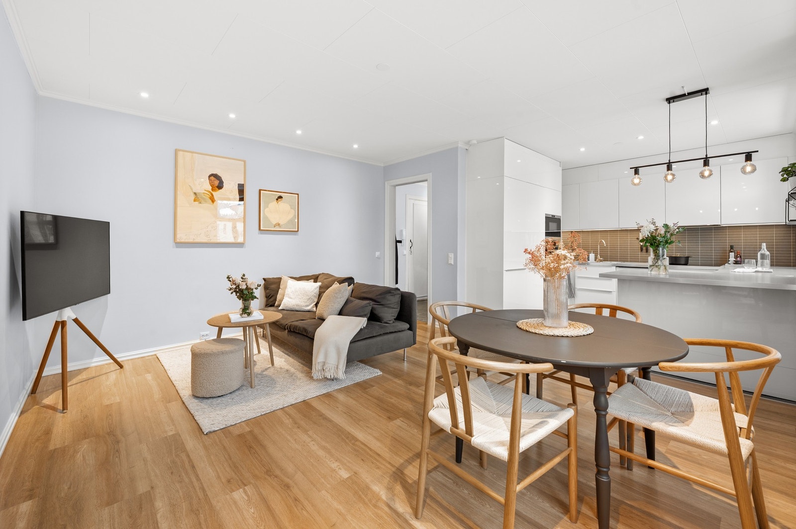 Naturlig skille mellom stue og kjøkken som gir flere soner. Galleribilde