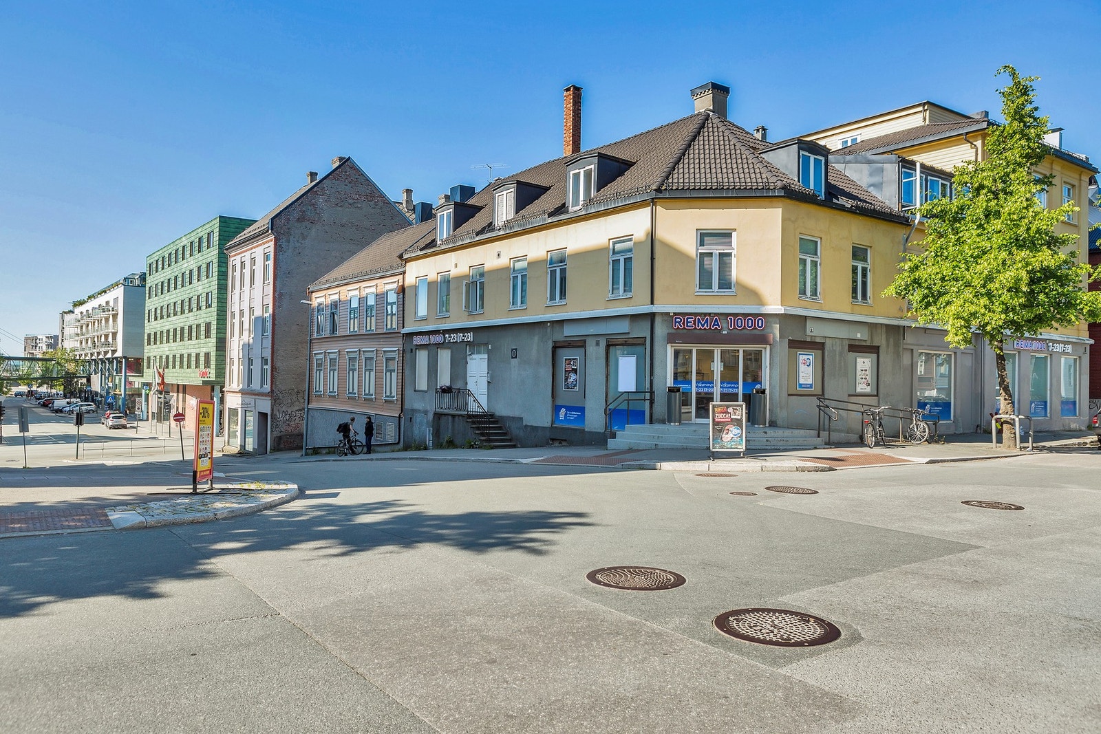 Meget sentral beliggenhet med kort vei til dagligvarebutikker som Rema 1000 og Coop Extra, samt populære Solsiden. Galleribilde