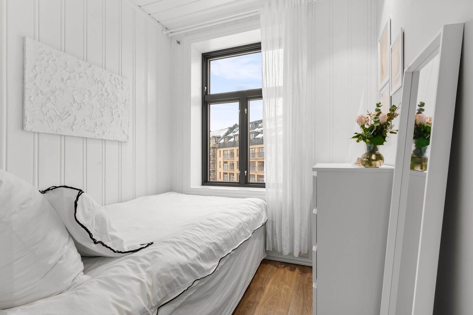 Disponibelt rom som i dag fungerer som soverom. Merk at rommet ikke oppfyller dagens krav til romvolum på 15 m³. Galleribilde