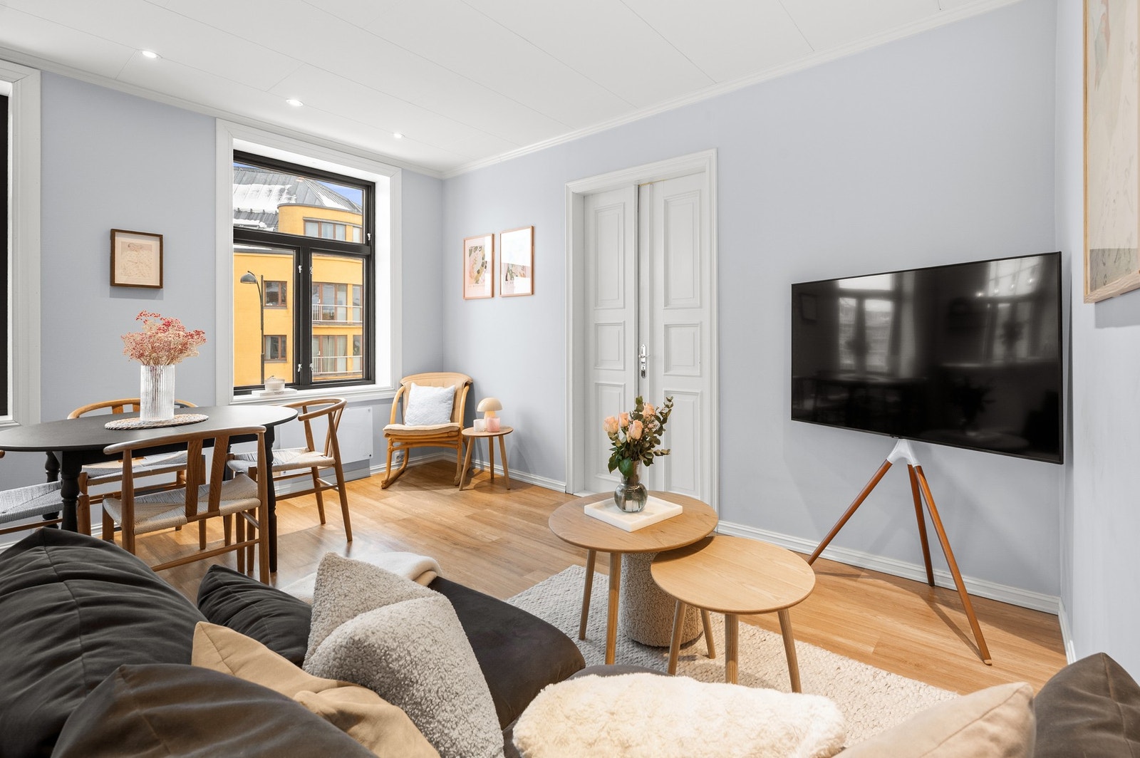 Leiligheten måler 53 kvm (BRA-i) og har en praktisk planløsning bestående av stue, kjøkken, bad, toalettrom og soverom. Galleribilde