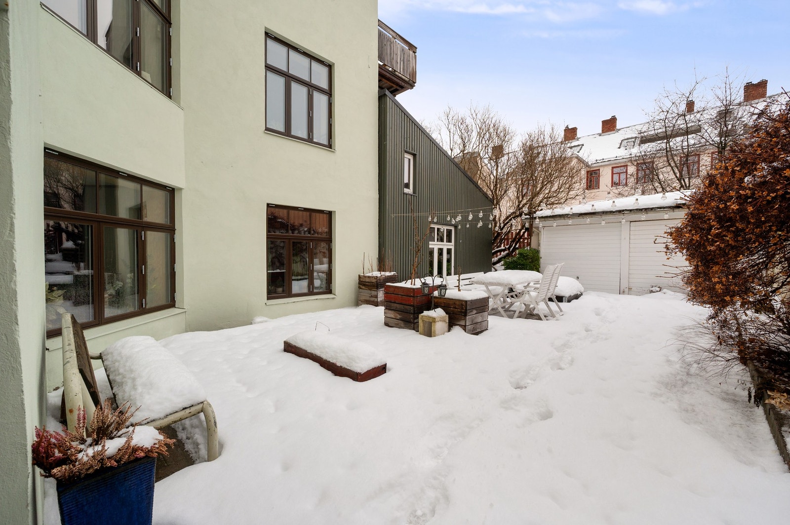 Hyggelig bakgård som er ypperlig å benytte seg av i sommerhalvåret. Galleribilde