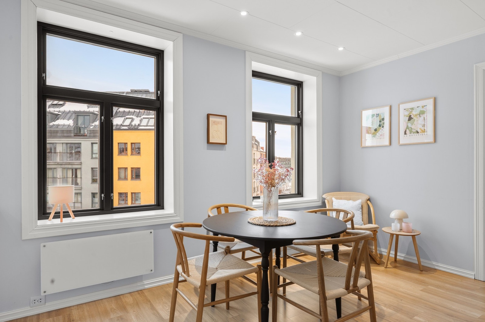 Stuen nyter godt av store vindusflater som gir rikelig med lysinnslipp. Galleribilde