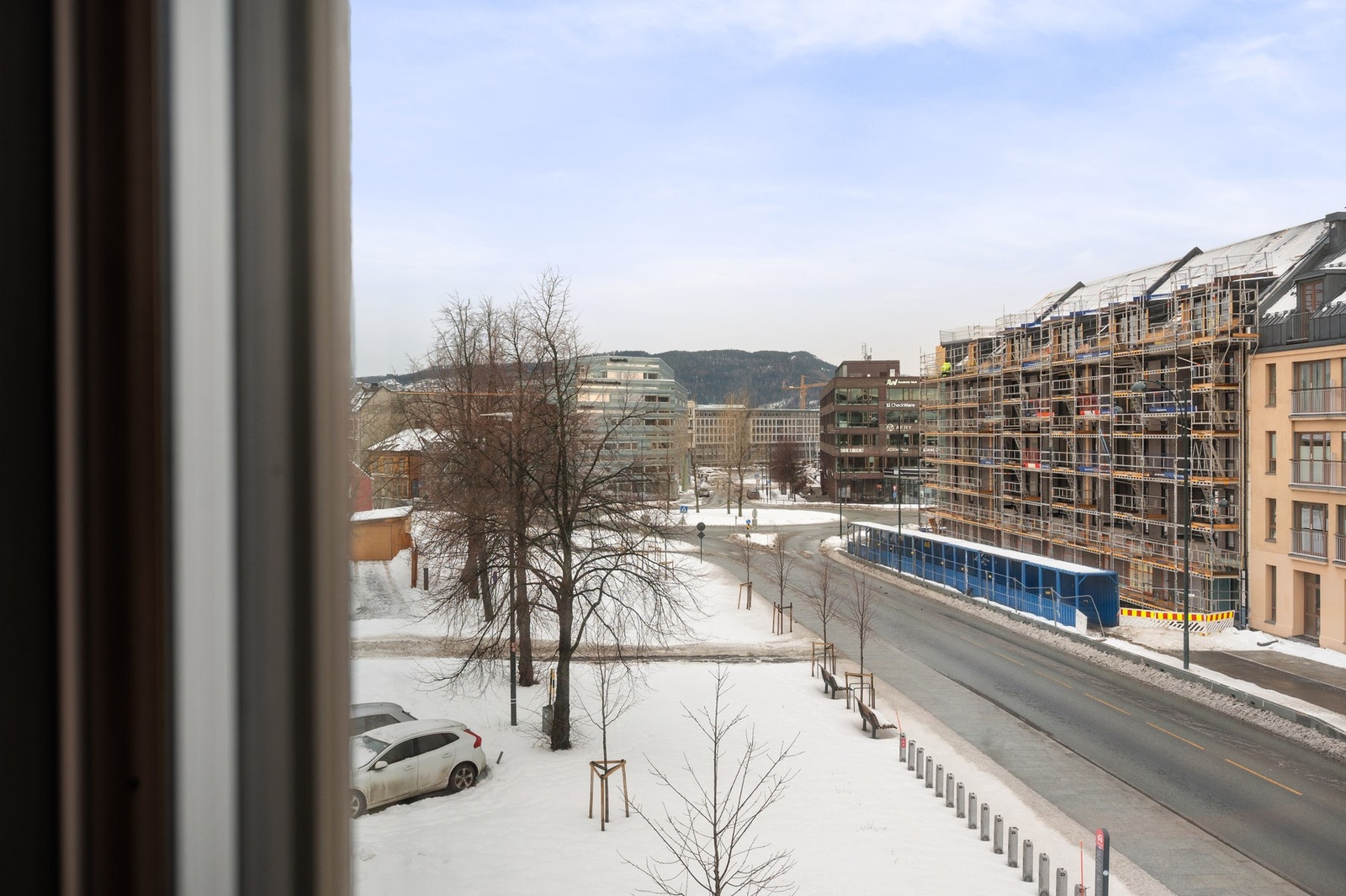 Fra boligen er det ca 5 min gange til Solsiden med et bredt utvalg av butikker, kafeer, restauranter, søndagsåpen dagligvarebutikk m.m. Galleribilde