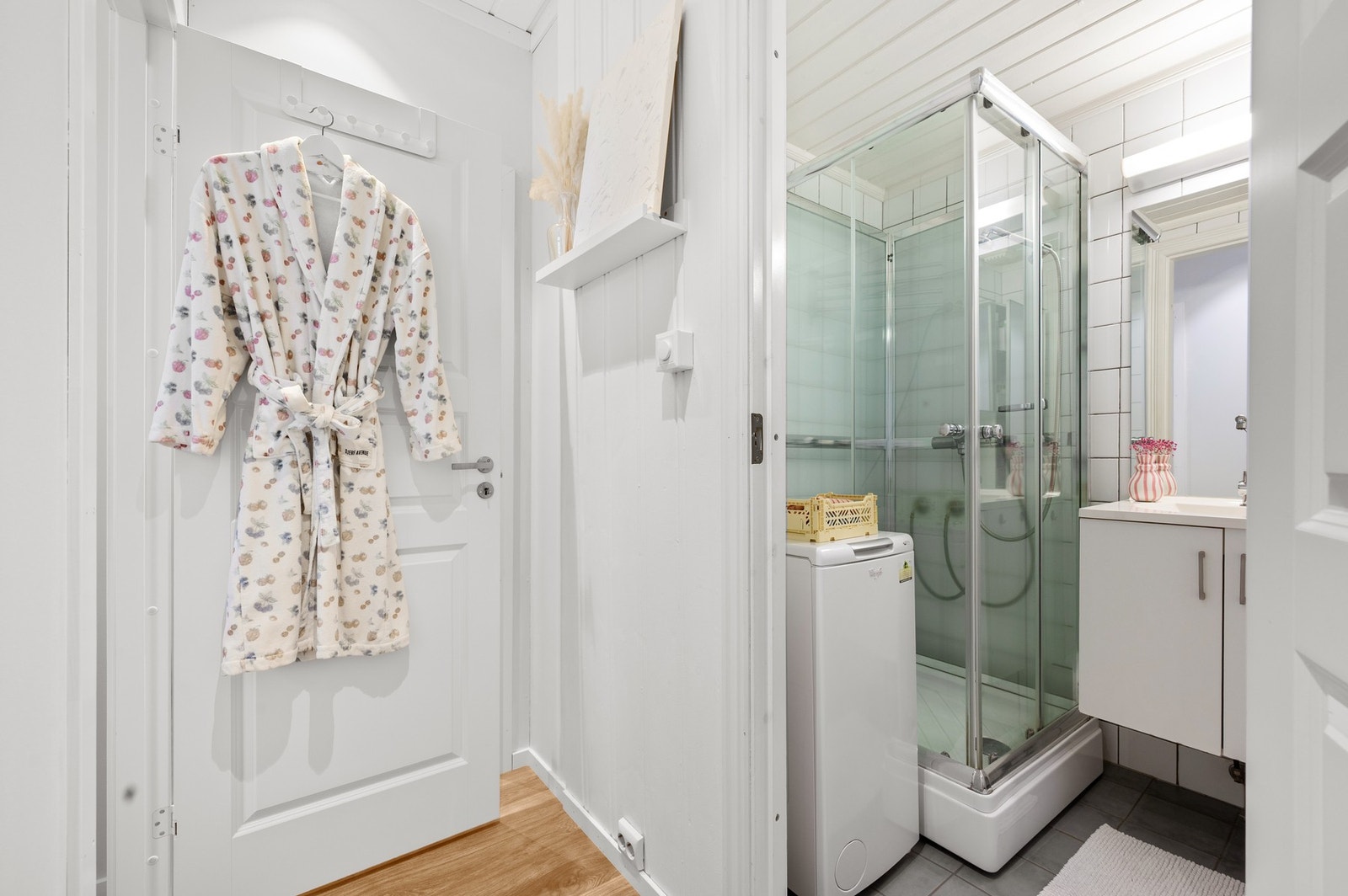 Soverommet har praktisk, direkte adkomst til baderommet. Galleribilde