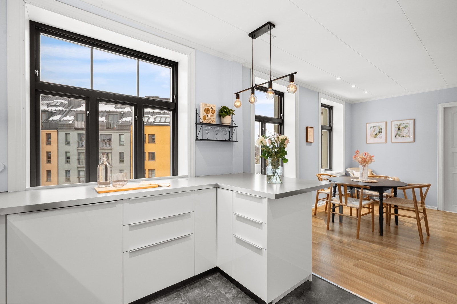 Fra kjøkkenet har du et fint og åpent utsyn mot den oppgraderte miljøgaten i Innherredsveien. Galleribilde