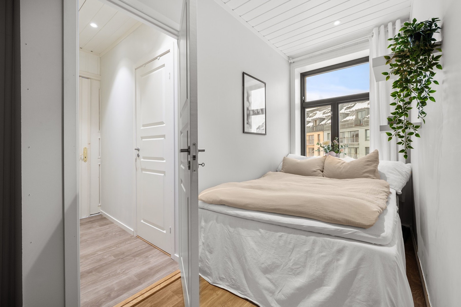 Lys og koselig soverom på 7,9 kvm med plass til dobbeltseng og oppbevaring. Galleribilde