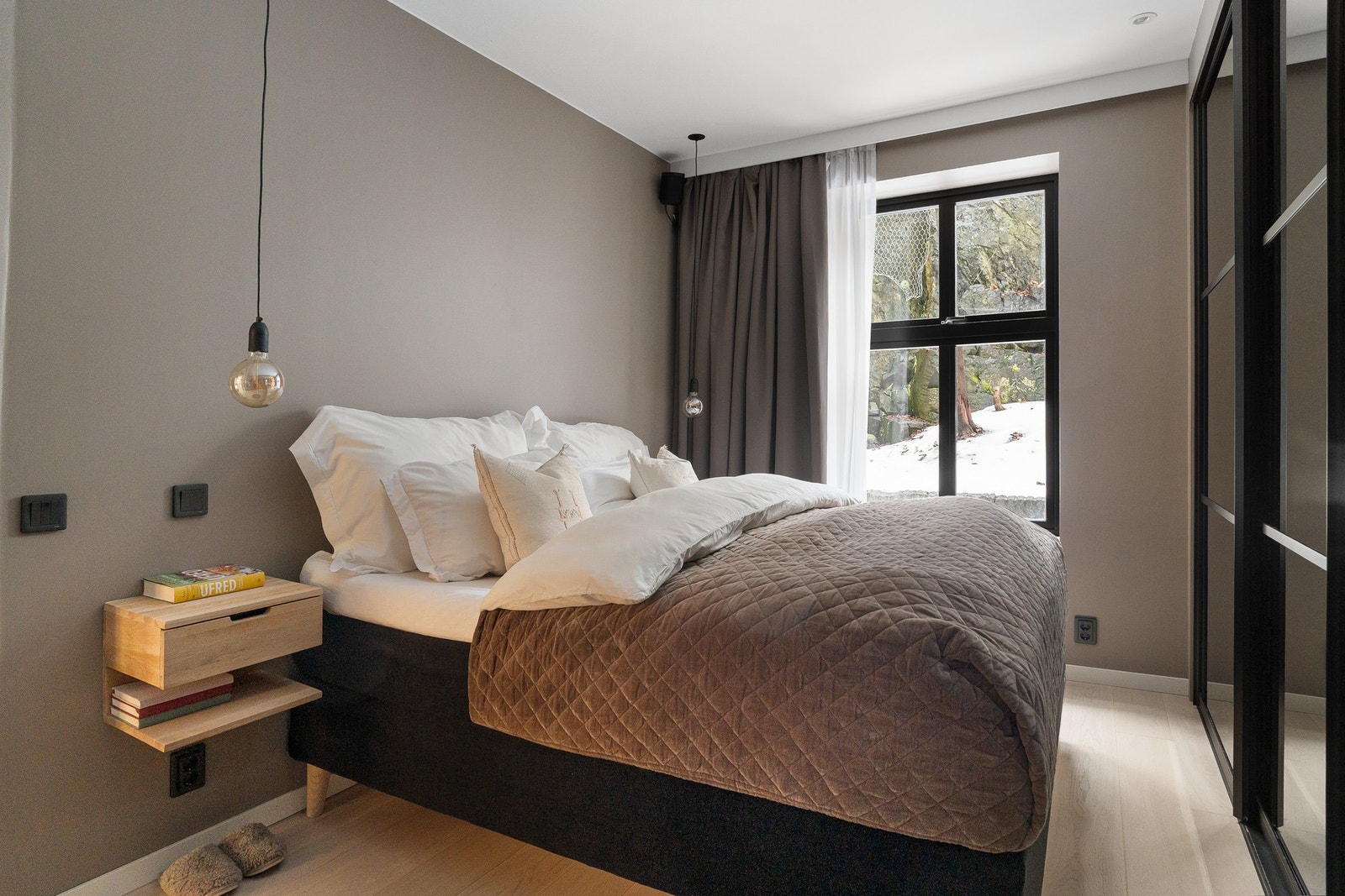 Leiligheten har to gode soverom hvor begge vender mot rolig bakgård, som gir en tilbaketrukket og ekstra skjermet følelse. Galleribilde