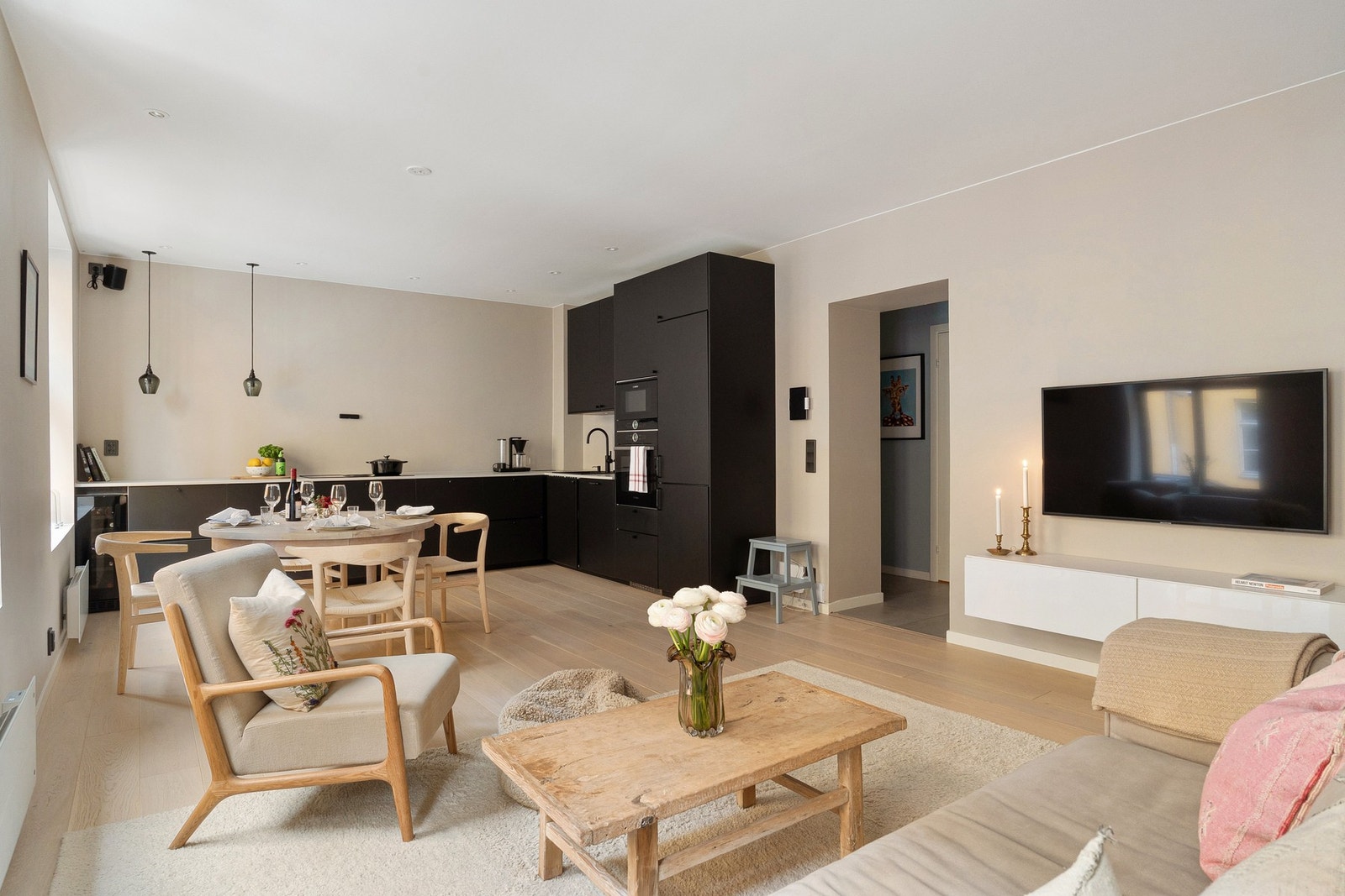 Stuen oppleves som et innbydende oppholdsrom med god romfølelse og fleksible møbleringsmuligheter. Galleribilde