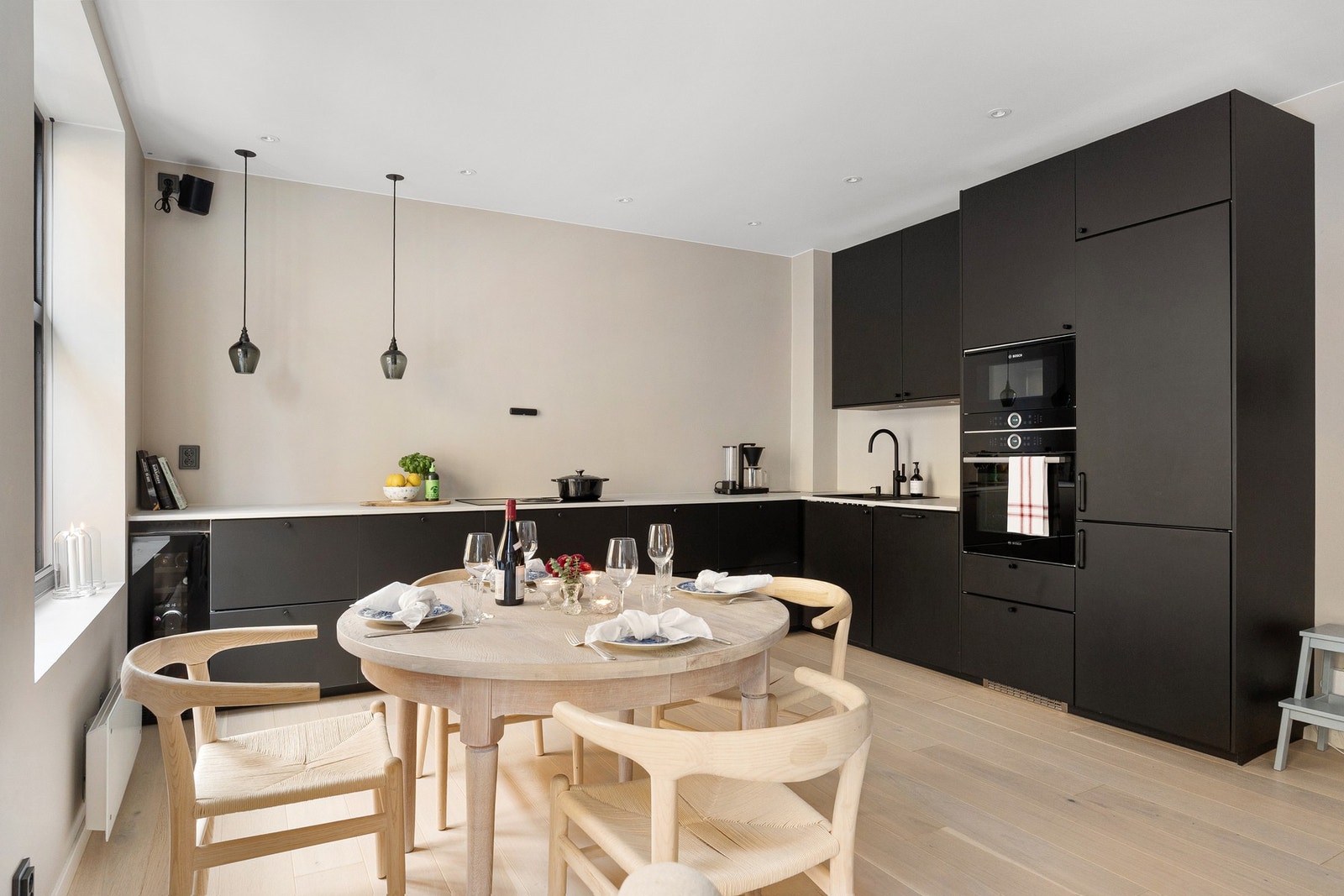 Kjøkkenet har IKEA-kjøkkeninnredning fra 2021 iht. eieropplysninger og er integrert i stue/kjøkken løsningen på en måte som gjør hjemmet sosialt og funksjonelt. Galleribilde