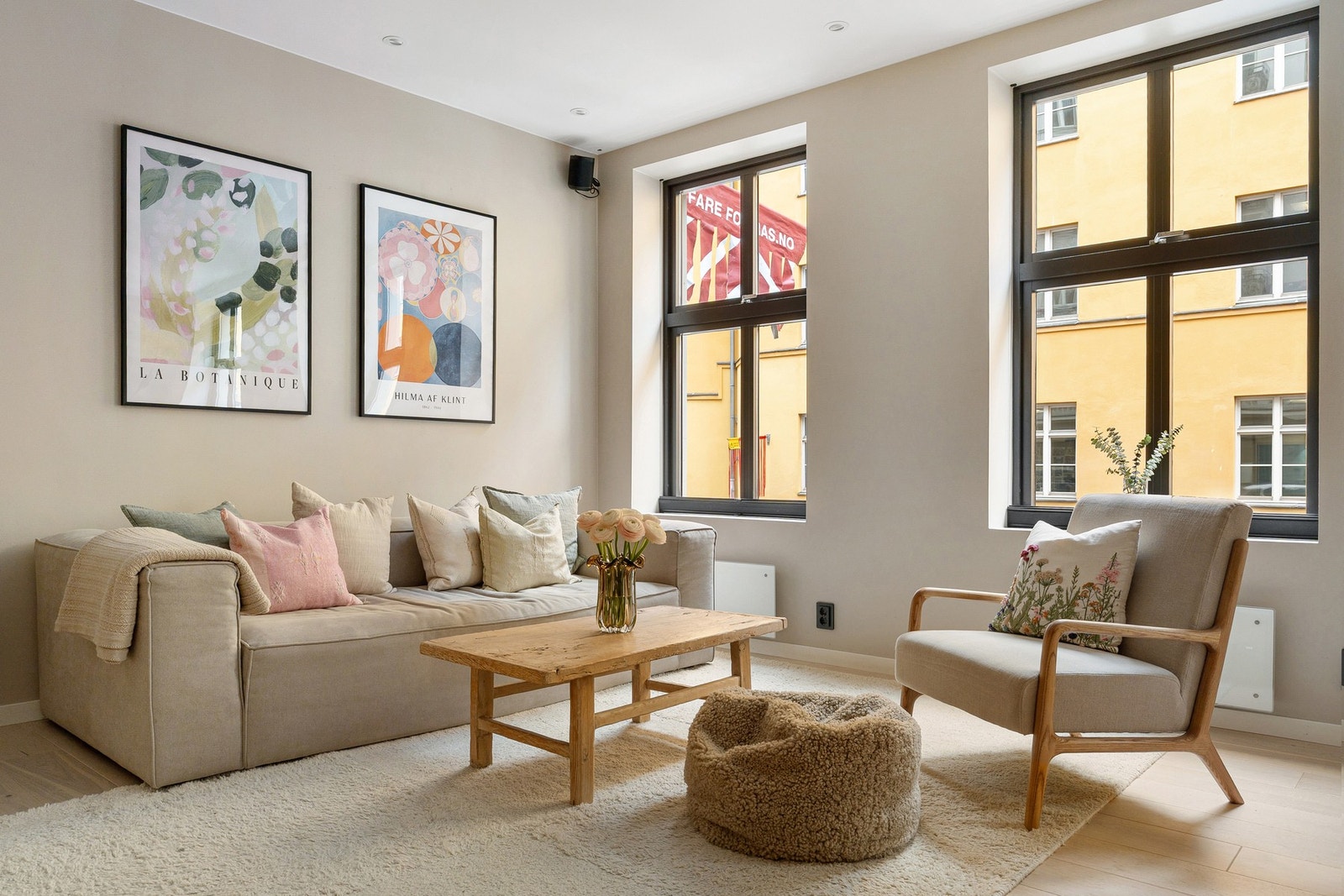 Leiligheten er beliggende i høy 1. etasje og er lekker, lys og moderne - Flytt rett inn! Galleribilde