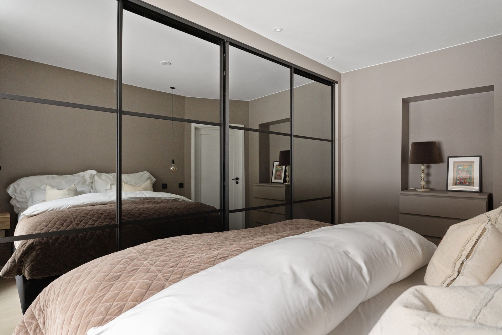 Gode oppbevaringsmuligheter i stort garderobeskap. Galleribilde