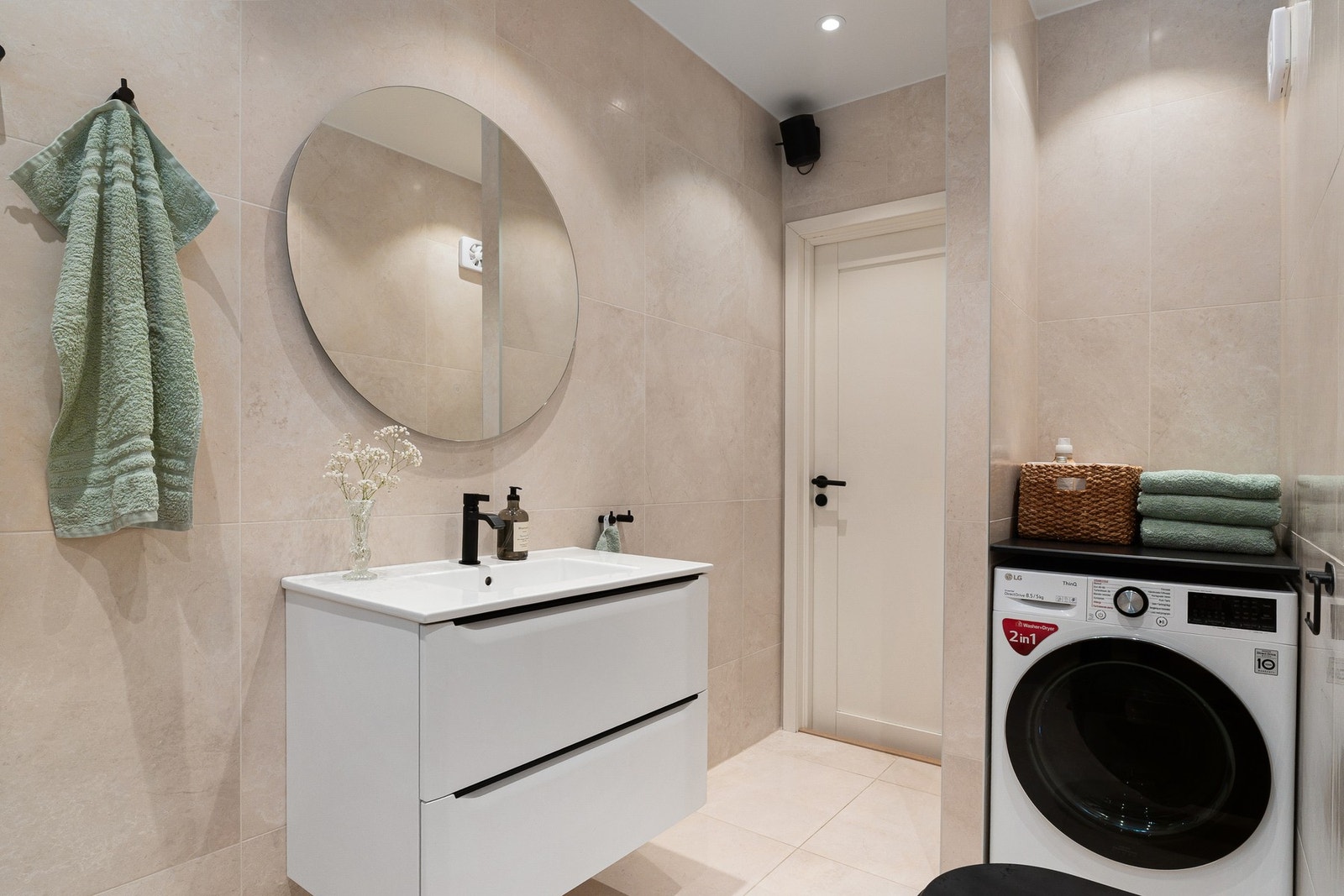 Badet er etablert i 2021 og har en gjennomført og funksjonell innredning med servantskap med heldekkende servant, speil med lysarmatur, veggmontert toalett og opplegg for vaskemaskin. Galleribilde