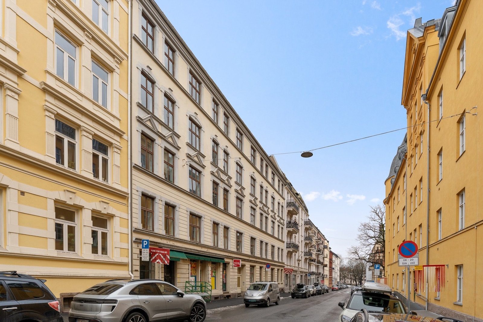 Leiligheten ligger i populære og tilbaketrukne Herman Foss gate, like ved parkanlegget på St. Hanshaugen. Galleribilde