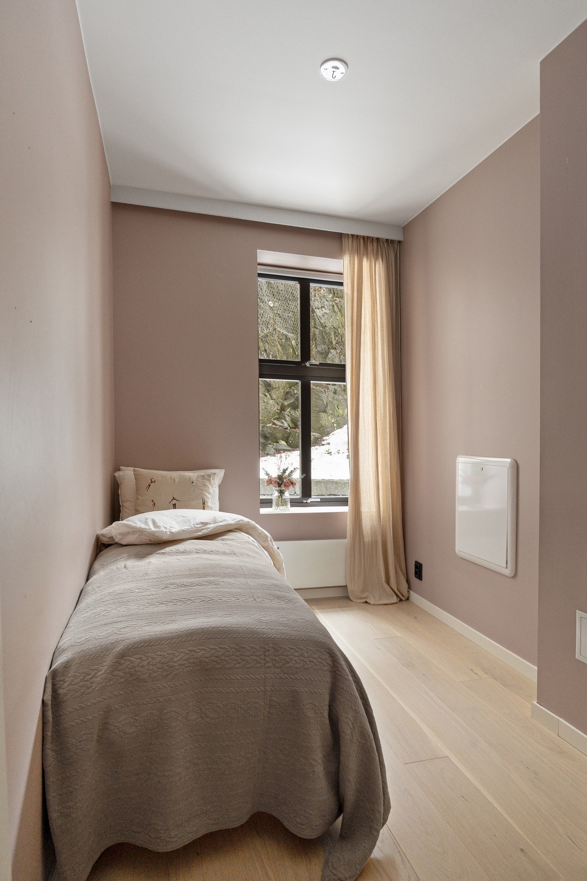 Soverom II er også av god størrelse, med plass til seng og garderobe. Galleribilde