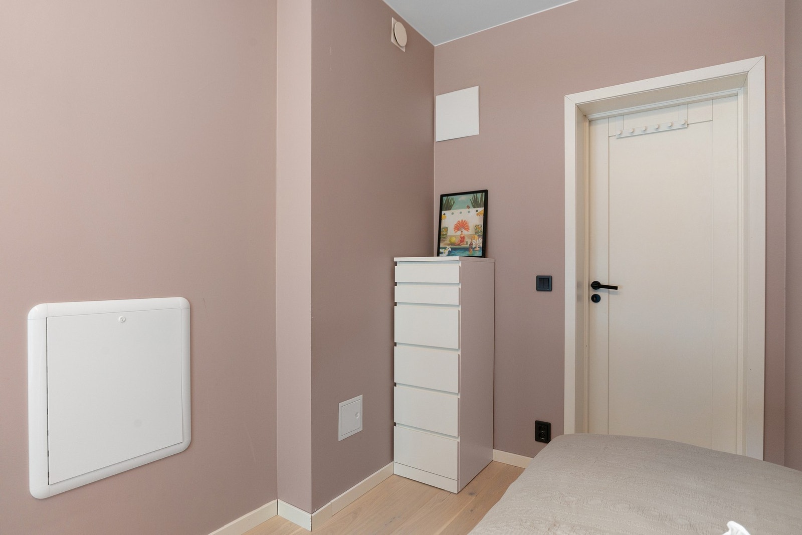 Rommet passer ypperlig som gjesterom, barnerom eller et fullverdig hjemmekontor. Galleribilde