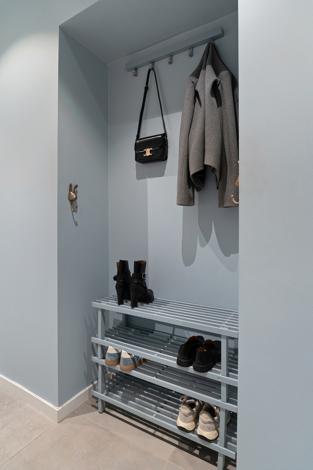 Her får du en praktisk gangløsning som leder deg sømløst videre inn til stue/kjøkken, bad og de to soverommene. Galleribilde