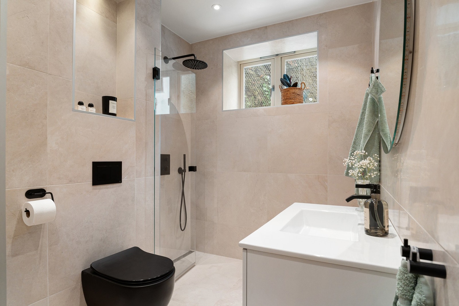 Dusjsonen er løst med dusjhjørne med svingdør, regnfallsdusj og termostatstyrt blandebatteri, og gulvvarme bidrar til ekstra komfort i hverdagen. Galleribilde