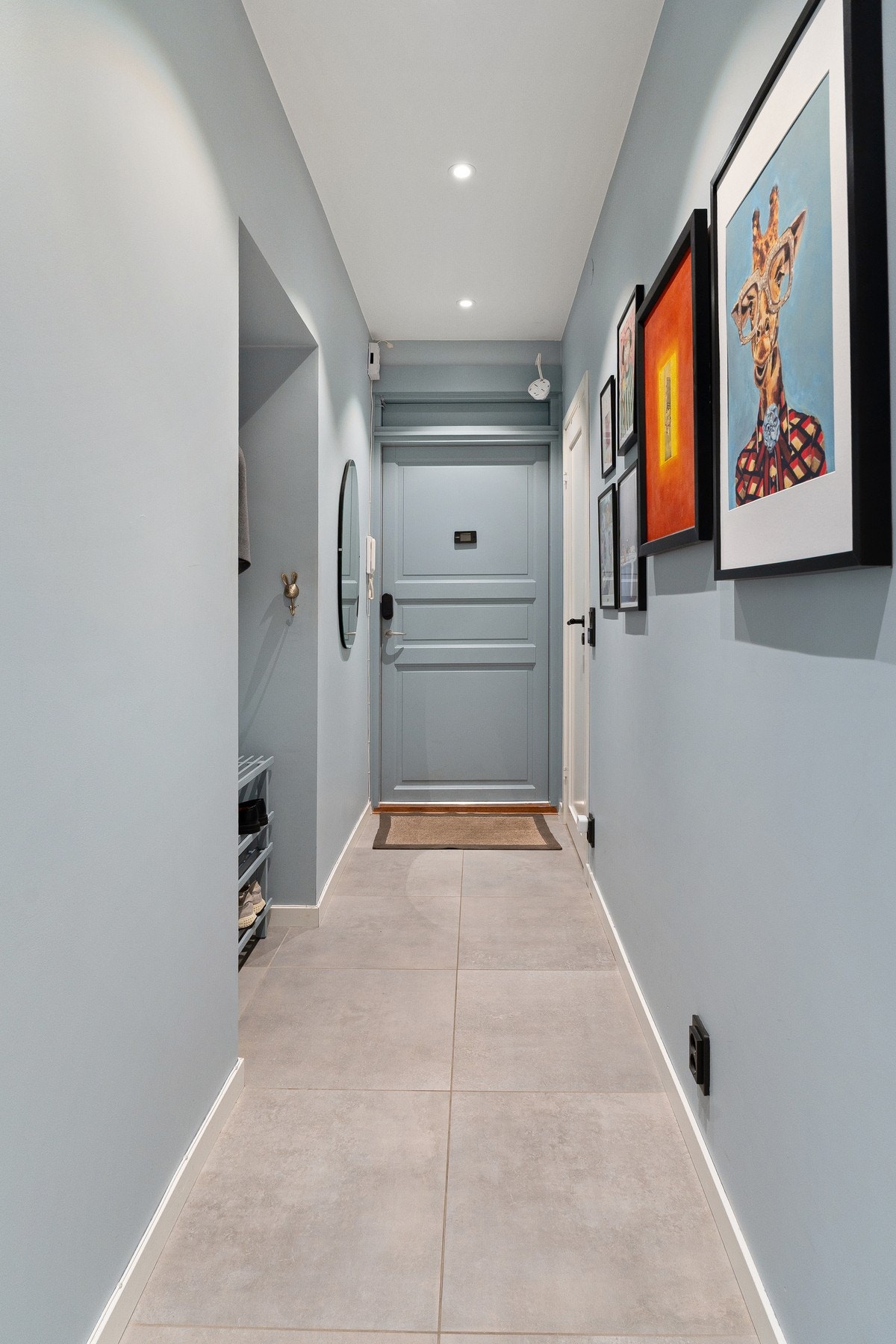 Velkommen inn! Entréen byr på behagelig gulvvarme og gir et ryddig og godt førsteinntrykk, og fungerer som et naturlig bindeledd mellom rommene. Galleribilde