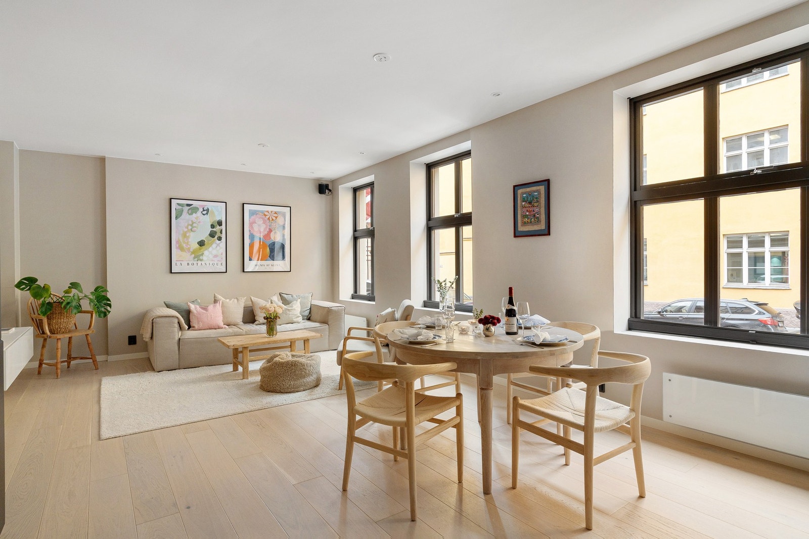 En totalrenovert (2021), påkostet selveierleilighet med Smart Home løsninger på rolige St. Hanshaugen, med kort vei til parken og alt av servicetilbud. Galleribilde