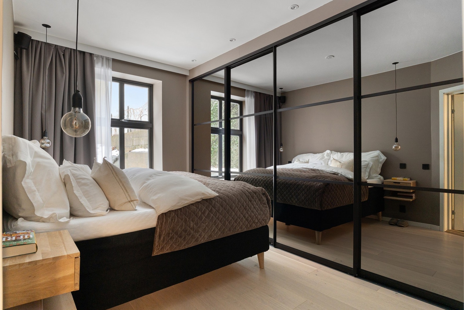 Hovedsoverommet er av generøs størrelse, med god plass til dobbeltseng med tilhørende møblement. Galleribilde