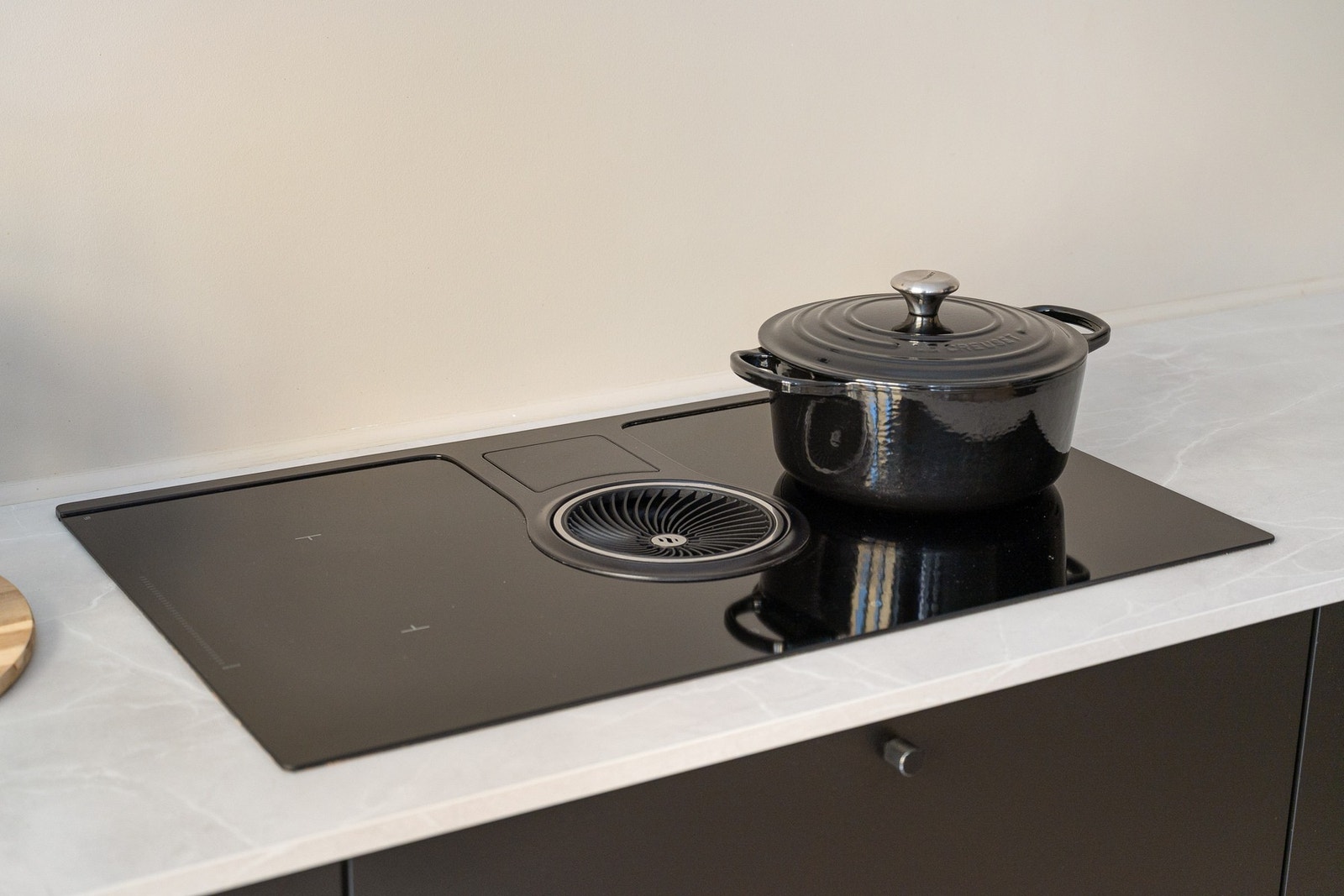 Ventilatorløsningen er integrert i platetopp med kullfilter, en pen og plassbesparende løsning som gir et ryddig og moderne uttrykk. Galleribilde