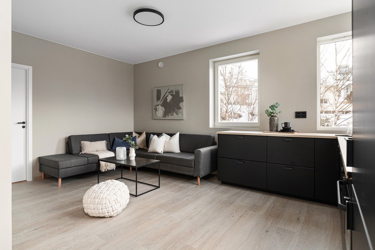 Velkommen til Innherredsveien 91! Eksklusiv og topmoderne leilighet med svært attraktiv beliggenhet. Stuen har blitt enda større etter at bildet ble tatt da rommet bak sofa er revet og inkludert i fellesareal. Stuen er dermed 10 kvm større enn på bilde. Galleribilde