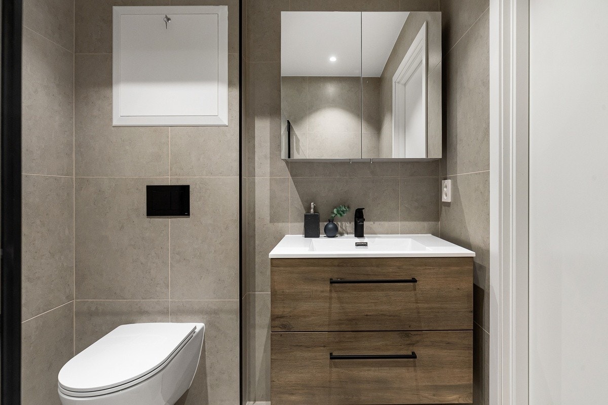 1 av 2 totalrenoverte baderom med høy standard. Store flis, dimbare spotter i tak, varme i gulv. Innfellbare dusgvegger i glass. Galleribilde