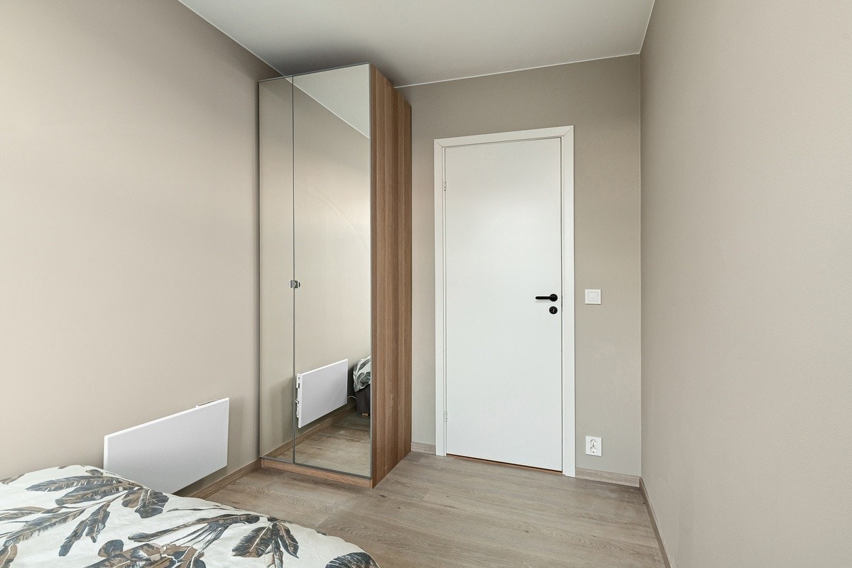 Dette er Solen. Soverommene er av god størrelse med plass til det man trenger. Nye garderobeskap med speilfronter, seng, panelovn og solskjerming medfølger. Galleribilde