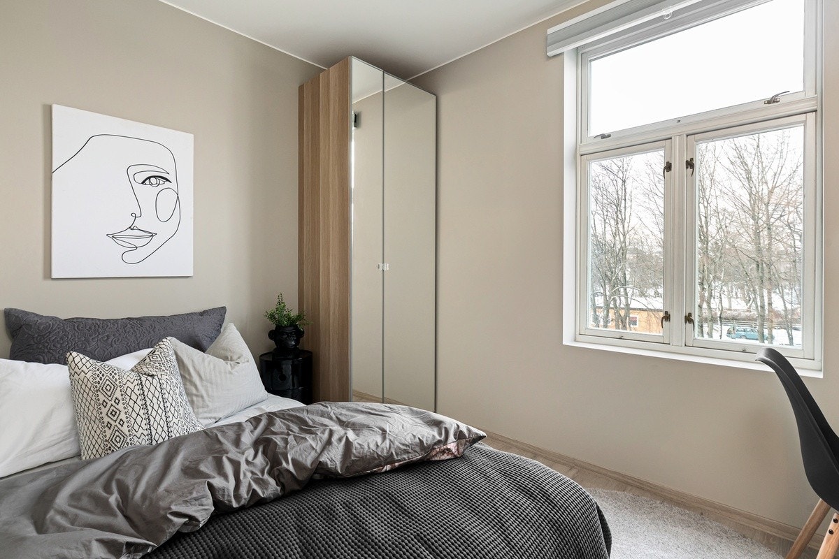 Dette er Saturn. Soverommene er av god størrelse med plass til det man trenger. Nye garderobeskap med speilfronter, seng, panelovn og solskjerming medfølger. Galleribilde