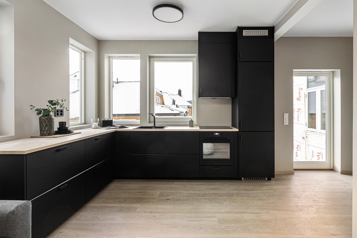 Kjøkkenet er av høy standard og inneholder alt du trenger i hverdagen. Fullt møblert med hvitvarer og kjøkkenutstyr. Galleribilde