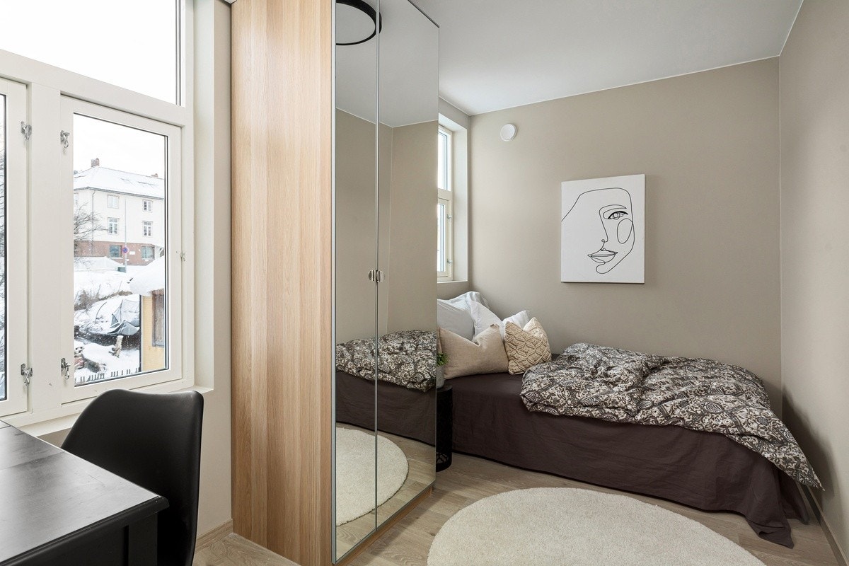 Dette er Merkur. Soverommene er av god størrelse med plass til det man trenger. Nye garderobeskap med speilfronter, seng, panelovn og solskjerming medfølger. Galleribilde