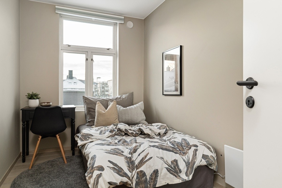 Dette er Solen. Soverommene er av god størrelse med plass til det man trenger. Nye garderobeskap med speilfronter, seng, panelovn og solskjerming medfølger. Galleribilde