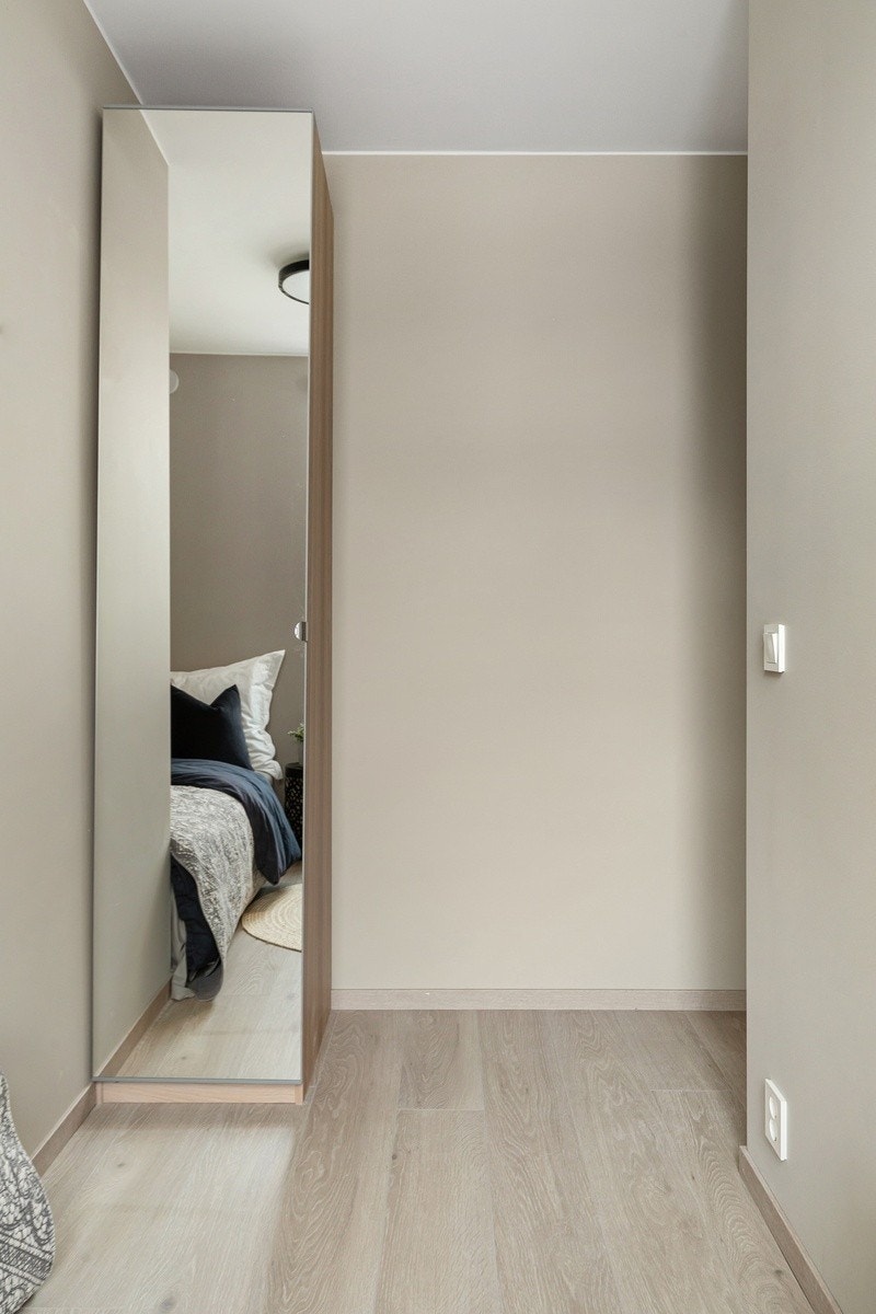 Dette er Mars. Soverommene er av god størrelse med plass til det man trenger. Nye garderobeskap med speilfronter, seng, panelovn og solskjerming medfølger. Galleribilde