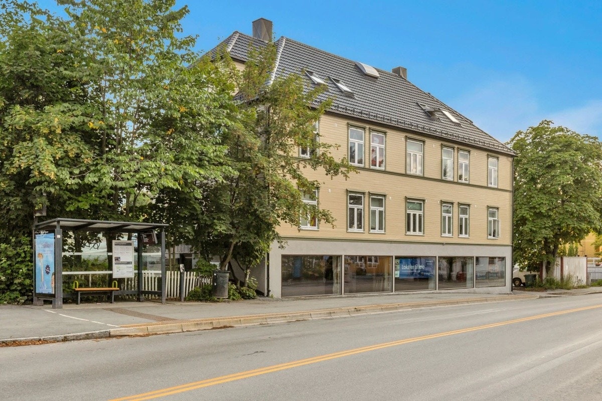 Innherredsveien 91 har en svært etterspurt beliggenhet med knutepunkt for buss rett ved huset som forøvrig tar deg med til hele Trondheim. Flybuss rett utenfor døra. Galleribilde