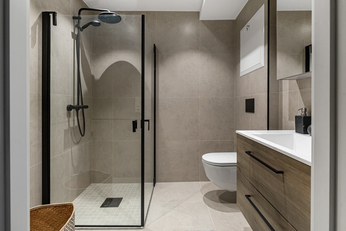 1 av 2 totalrenoverte baderom med høy standard. Store flis, dimbare spotter i tak, varme i gulv. Innfellbare dusgvegger i glass. Galleribilde