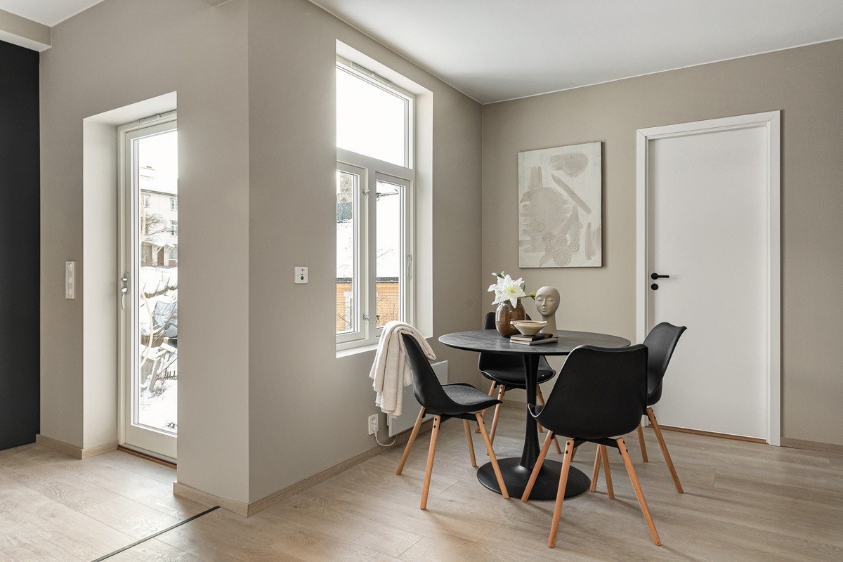 Store fellesarealer. Dette er sosialsone nummer to med spisebord og stoler samt utgang til terrasse hvor man kan nyte gode solforhold. Galleribilde