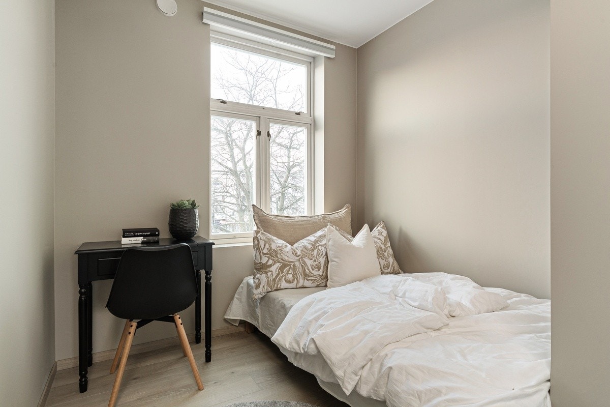 Dette er Jupiter. Soverommene er av god størrelse med plass til det man trenger. Nye garderobeskap med speilfronter, seng, panelovn og solskjerming medfølger. Galleribilde