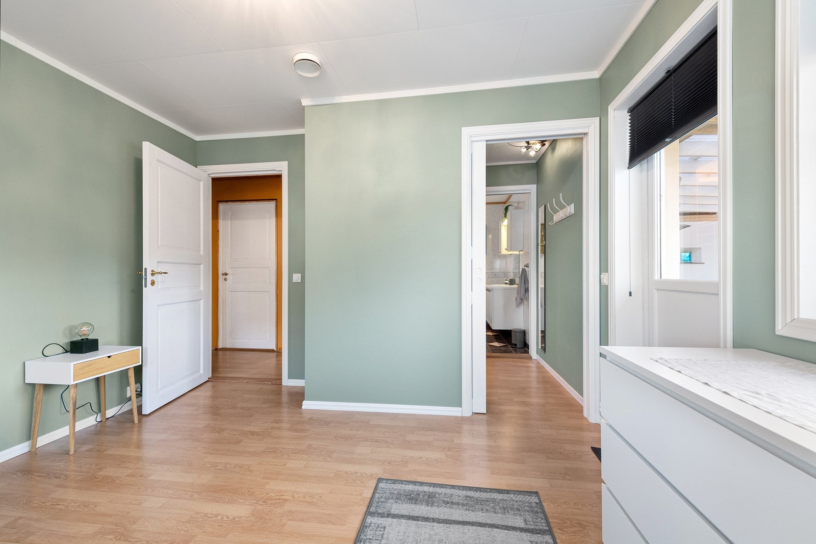 Fra soverom mot omkledningsrom og bad Galleribilde