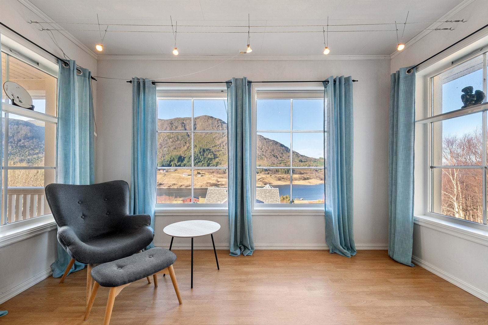 Deler av stue med store vindusflater Galleribilde