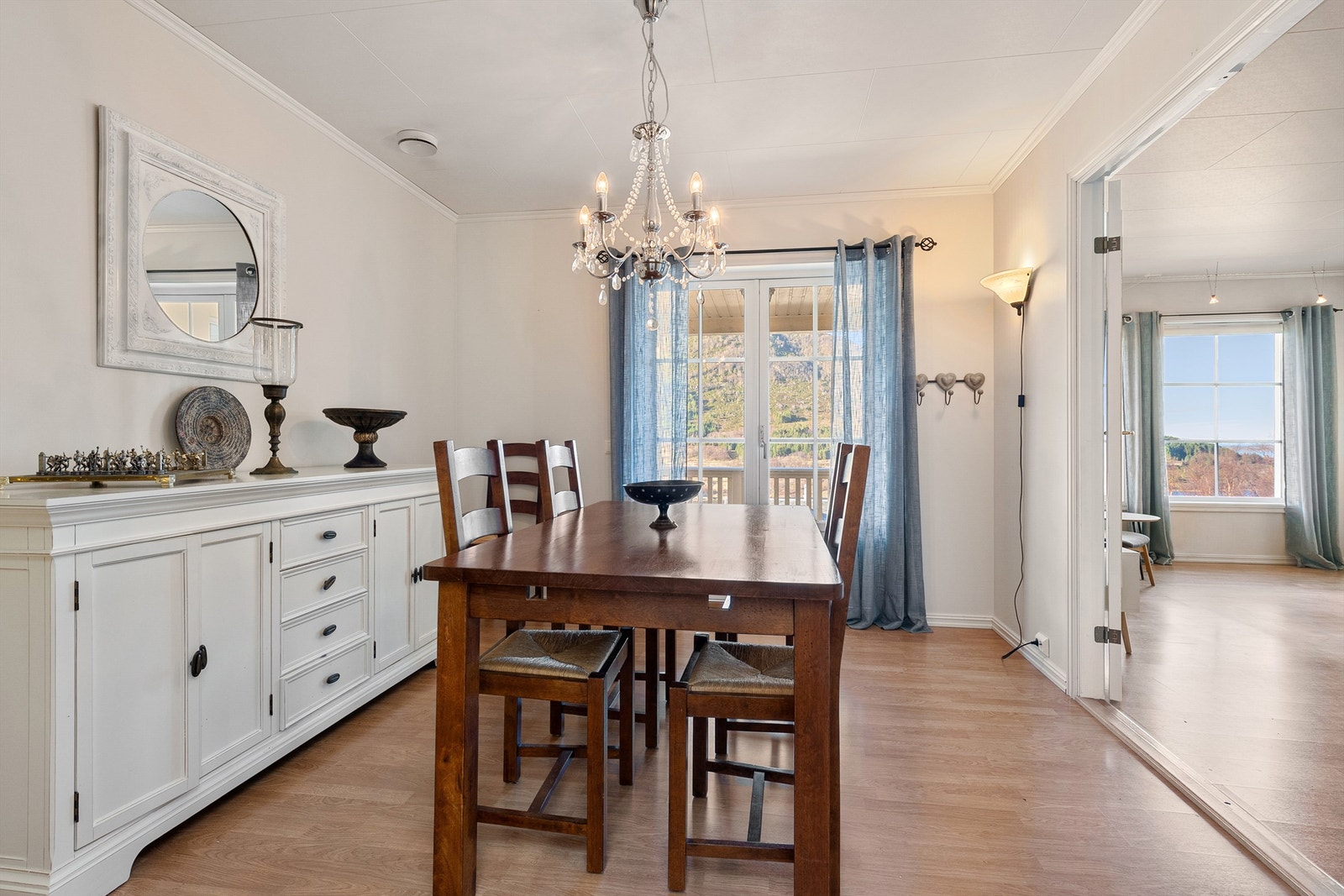 Spisestue med dobble dører med glassfelt mot stuedel Galleribilde